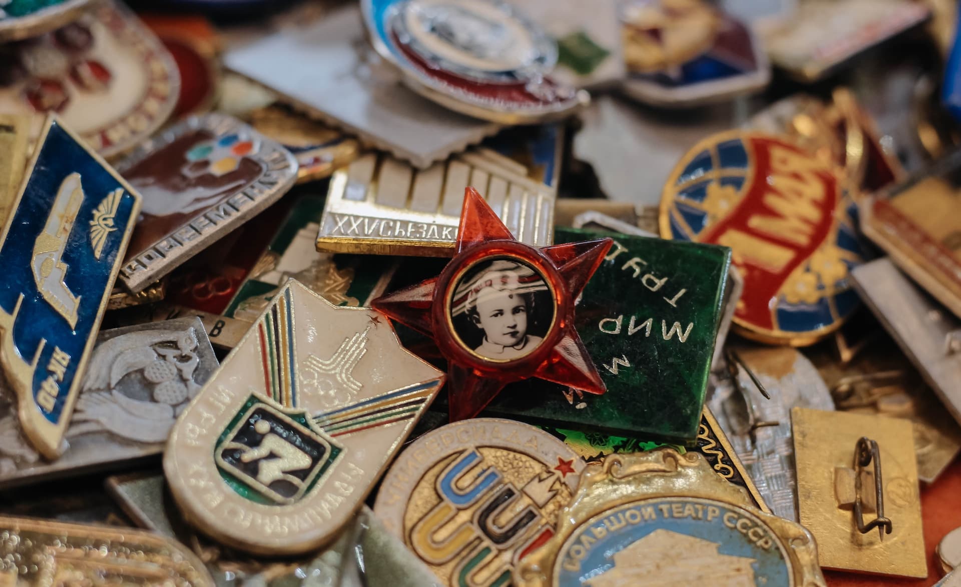 Custom Lapel Pins in Employee Engagement: Boost Morale, Recognize Achievements, and Strengthen Company Culture