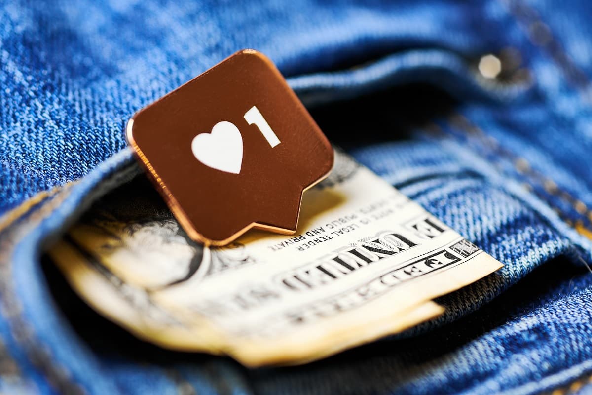 Custom Lapel Pins for Schools and Universities: Celebrating Education Milestones and School Spirit